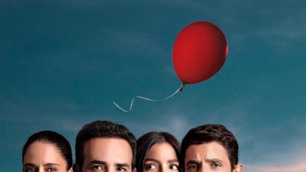 Das Filmplakat für „Accidente“ zeigt vier Personen und einen roten Ballon vor blauem Himmel.