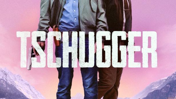 Das Filmplakat zu „Tschugger“ zeigt zwei Männer vor einer Stadtkulisse und Bergen.