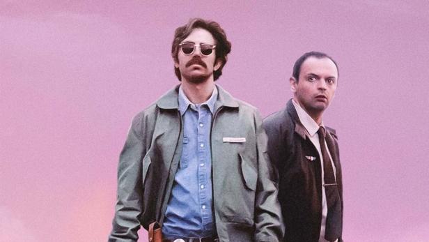 Das Filmplakat zu „Tschugger“ zeigt zwei Polizisten vor einer Bergkulisse.