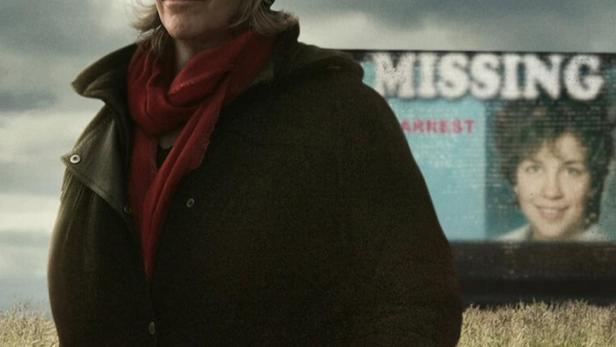 Das Filmplakat für „Into the Fire – Die verlorene Tochter“ zeigt eine Frau vor einer Vermisstenanzeige.