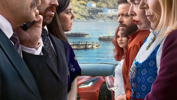 Das Filmplakat für „Billionaire Island“ zeigt zwei Gruppen von Menschen, getrennt durch einen roten Sportwagen und einen Hubschrauber.