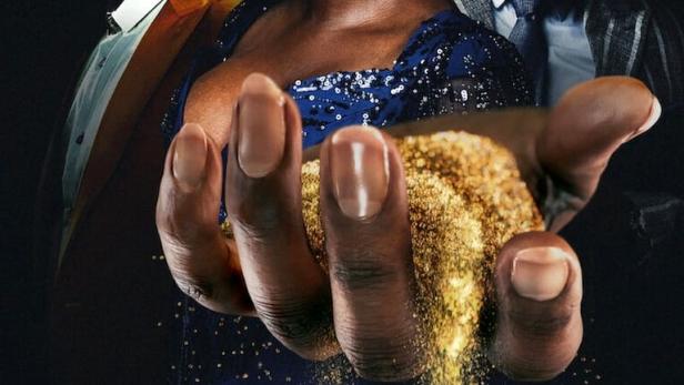 Das Filmplakat für „Blood Legacy“ zeigt drei Personen und eine Hand, die goldenes Pulver hält.