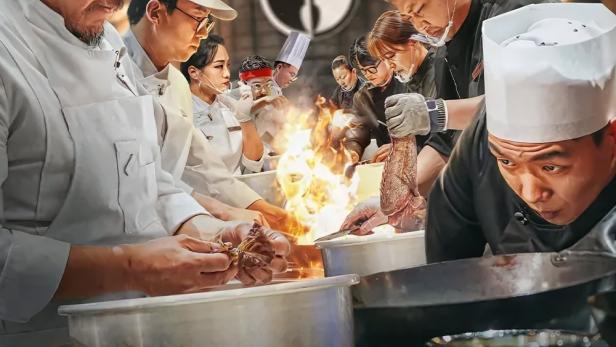 Das Poster für die Kochshow „흑백요리사“ zeigt Köche bei der Arbeit in einer Küche.