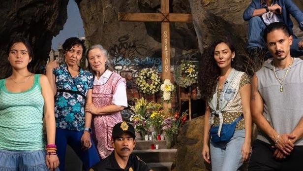 Das Filmplakat für „Los Reyes de Oriente“ zeigt eine Gruppe von Menschen vor einem Kreuz.