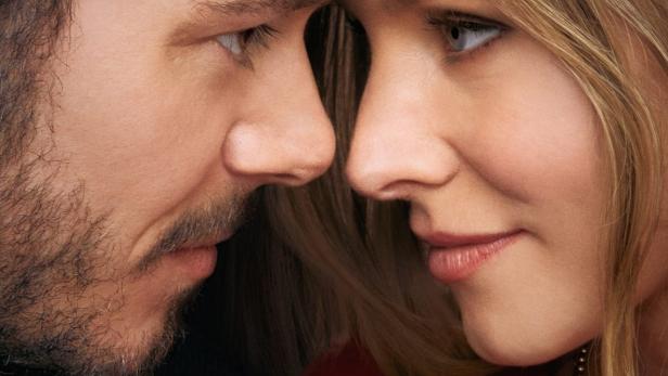 Ein Mann und eine Frau stehen Stirn an Stirn; Filmposter für „Nobody Wants This“.