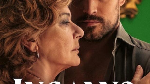 Ein Mann und eine Frau umarmen sich auf dem Filmplakat zu „Inganno“.