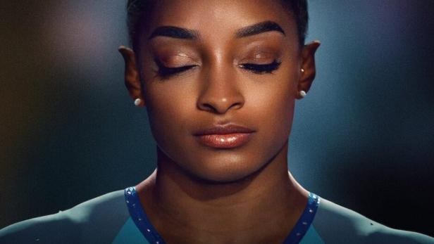 Porträt von Simone Biles, dem Titel „Rising“ überlagert.