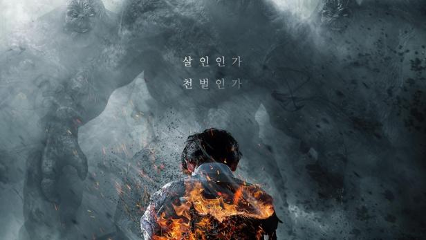 Ein Mann steht in Flammen, während sich im Hintergrund drei Monster aus Rauch erheben.