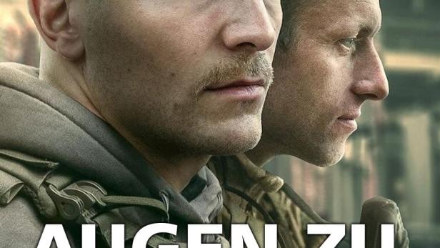 Zwei Männer, vermutlich Brüder, vor einem unscharfen Hintergrund.