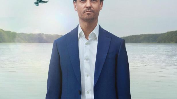 Das Poster für die Netflix-Serie „Achtsam Morden“ zeigt einen Mann am See mit einem Stofftier in der Hand.