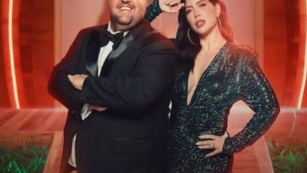 Das Werbeplakat für die Netflix-Serie „Love is Blind: Argentina“ mit zwei Moderatoren.