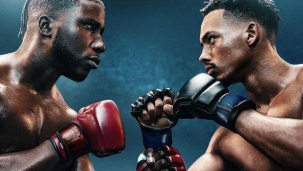 Zwei Kämpfer stehen sich im Ring gegenüber, im Hintergrund der Titel „La Cage“.