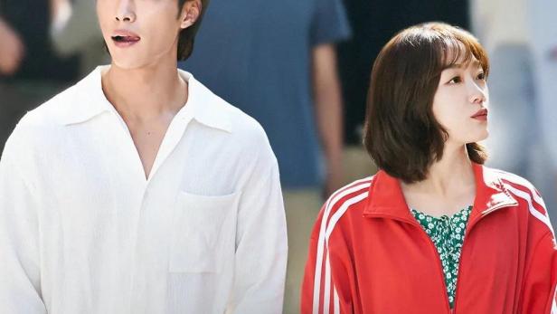 Das Werbeplakat für die Netflix-Serie „Mr. Plankton“ zeigt zwei Hauptdarsteller vor einer Menschenmenge.