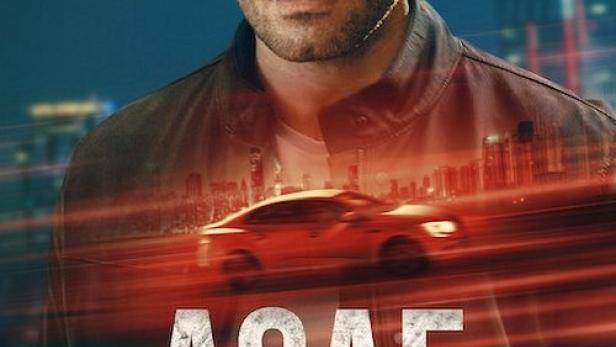 Das Filmplakat zeigt einen Mann vor einer roten Sportwagen-Szene und dem Namen „ASAF“.