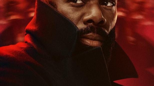 Ein Porträt von Idris Elba vor einem roten Hintergrund für den Film „The Madness“.