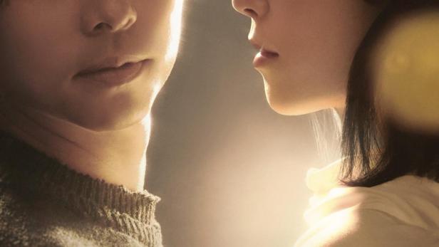 Ein Mann und eine Frau stehen sich auf dem Poster für die Serie „Trunk“ gegenüber.