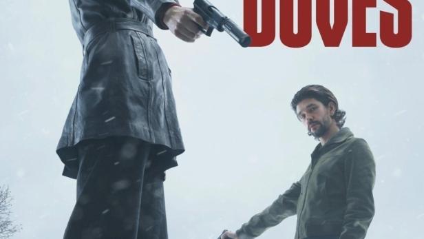 Das Filmplakat für „Black Doves“ zeigt zwei bewaffnete Personen vor der Skyline von London.