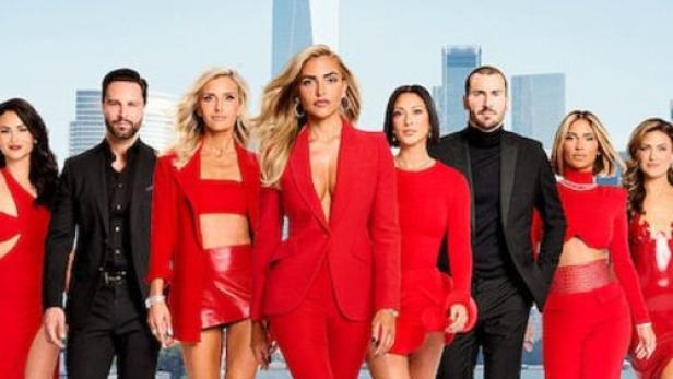 Das Ensemble von „Selling the City“ posiert vor der Skyline von New York.