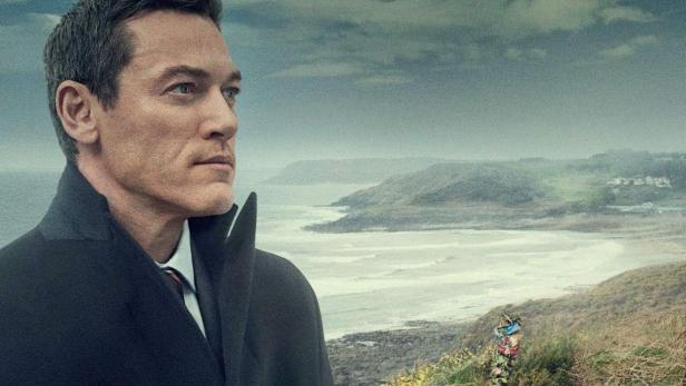 Das Filmplakat für „The Pembrokeshire Murders“ zeigt Luke Evans vor einer Küstenlandschaft.
