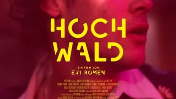Das Filmplakat für „Hochwald“ zeigt das Porträt eines jungen Mannes vor einem Wald.