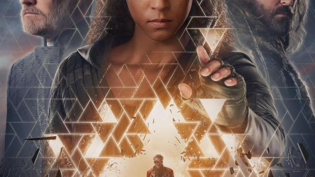 Das Filmplakat für „Foundation“ zeigt drei Hauptfiguren und eine Menschenmenge.