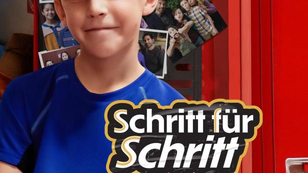 Ein junger Mann steht vor einem Spind mit dem Schriftzug „Schritt für Schritt“.
