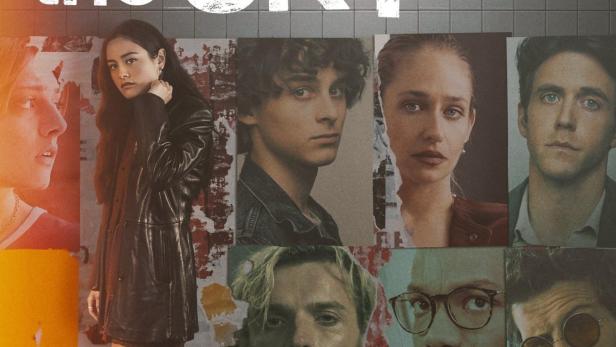 Das Filmplakat für „Fire in the Sky“ zeigt eine Frau vor einer U-Bahn-Wand mit Porträts.