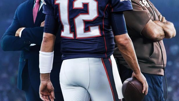 Das Poster für „The Dynasty: New England Patriots“ zeigt Tom Brady mit Robert Kraft und Bill Belichick.
