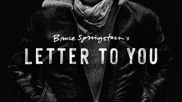 Schwarzweiß-Porträt von Bruce Springsteen vor dem Albumcover „Letter to You“.