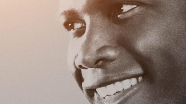 Porträt von Sidney Poitier, lächelnd und nach oben blickend.