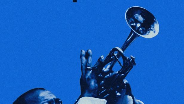 Das Filmplakat für „Louis Armstrong's Black & Blues“ zeigt Armstrong mit seiner Trompete.