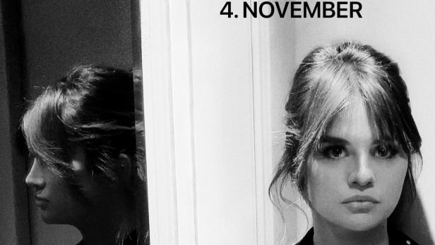 Schwarzweiß-Poster für „Selena Gomez: My Mind & Me“ auf Apple TV+ mit Selena Gomez.