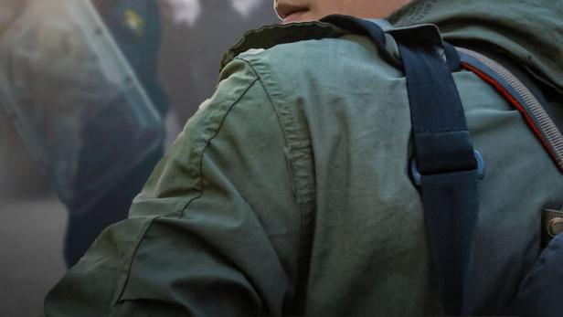 Ein junger Mann inmitten einer Demonstration im Film „Ein Ehrliches Leben“.