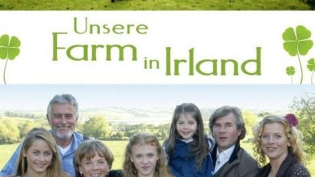 Das Filmplakat für „Unsere Farm in Irland“ zeigt eine Familie vor einer irischen Landschaft mit Schafen.
