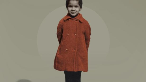 Das Filmplakat zu „Becoming Black“ zeigt ein junges Mädchen in einem roten Mantel.