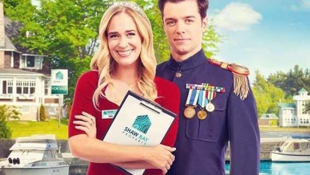 Das Filmplakat für „Prinz sucht Eigenheim“ zeigt Brittany Bristow und Dan Jeannotte vor einer Küstenkulisse.