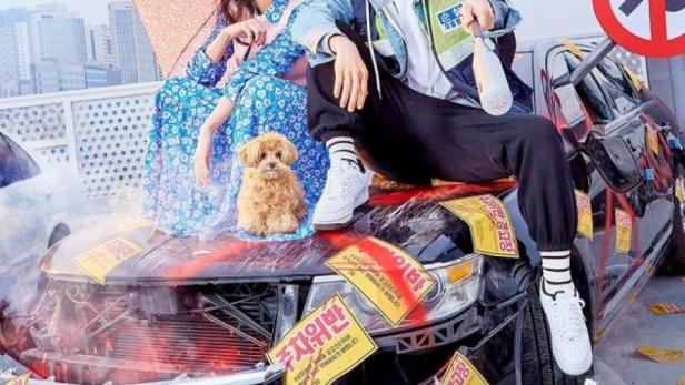 Das Poster für die koreanische Fernsehserie „Mad for Each Other“ zeigt zwei Hauptfiguren und einen Hund auf einem beschädigten Auto.