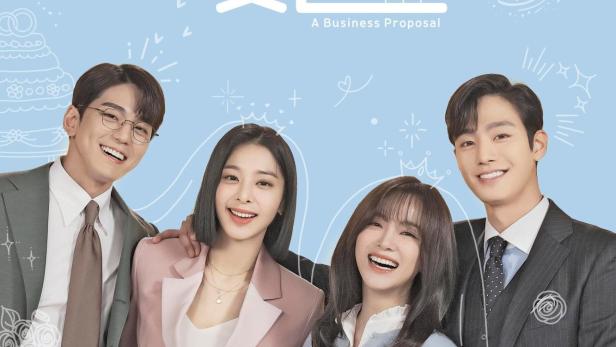 Das Werbeplakat für die koreanische Fernsehserie „A Business Proposal“ mit vier lächelnden Darstellern.