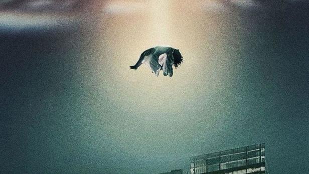 Ein Mensch schwebt unter einem UFO über Manhattan; Filmposter „The Manhattan Alien Abduction“.