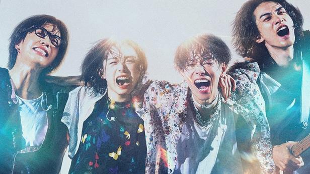 Das Cover für „Glass Heart“ zeigt eine japanische Rockband, die energiegeladen in die Kamera schreit.