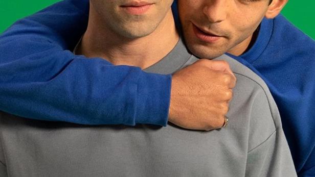 Zwei Männer umarmen sich auf einem Werbeplakat für „Élite: Samuel Omar“.