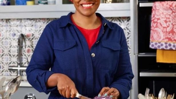 Nadiya Hussain schneidet Rotkohl in ihrer Küche für die Sendung „Nadiya's Time to Eat“.