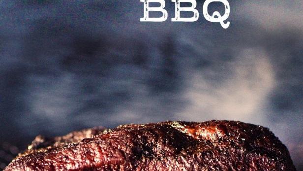 Ein Stück gegrilltes Fleisch auf einem Grillrost, im Hintergrund der Titel „Chef's Table BBQ“.