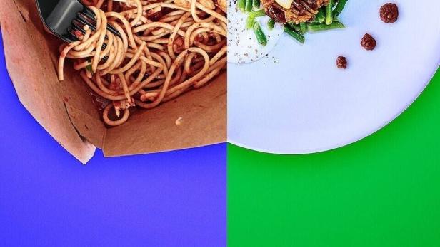 Auf der linken Seite Spaghetti zum Mitnehmen, rechts ein Teller mit Fleischbällchen und Gemüse.