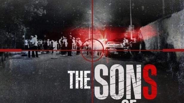 Das Filmplakat für „The Sons of Sam: A Descent into Darkness“ zeigt eine düstere Szene mit einem Fadenkreuz.