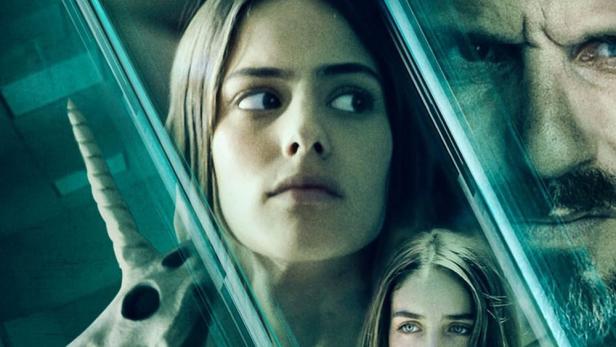 Das Filmplakat für „Blackspace“ zeigt zwei junge Frauen und einen Mann mit grimmigem Blick.