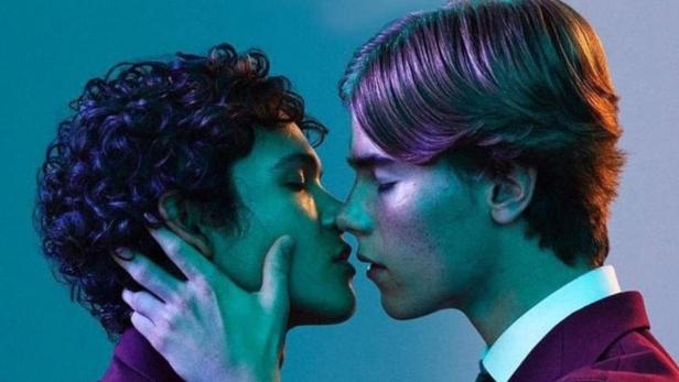 Das Filmplakat für „Young Royals“ zeigt zwei junge Männer, die sich nahe sind.