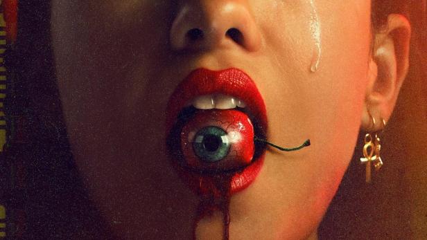 Das Filmplakat für „Brand New Cherry Flavor“ zeigt eine Frau mit einem Augapfel im Mund.