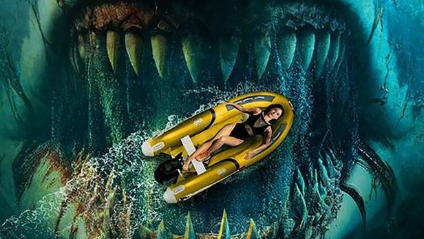 Eine Frau in einem gelben Schlauchboot wird von einem riesigen Hai bedroht; Filmposter „Shark Evil“.