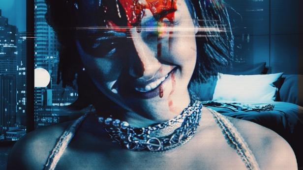 Das Filmplakat für „Iconic: Dem Wahnsinn verfallen“ zeigt eine blutverschmierte Frau, gefilmt im Stil einer Überwachungskamera.